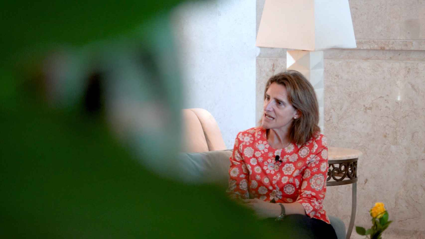 La vicepresidenta tercera y ministra para la Transición Ecológica, Teresa Ribera, en una entrevista para El Español-Invertia en la 13ª Asamblea General de IRENA en Abu Dabi (Emiratos Árabes Unidos).