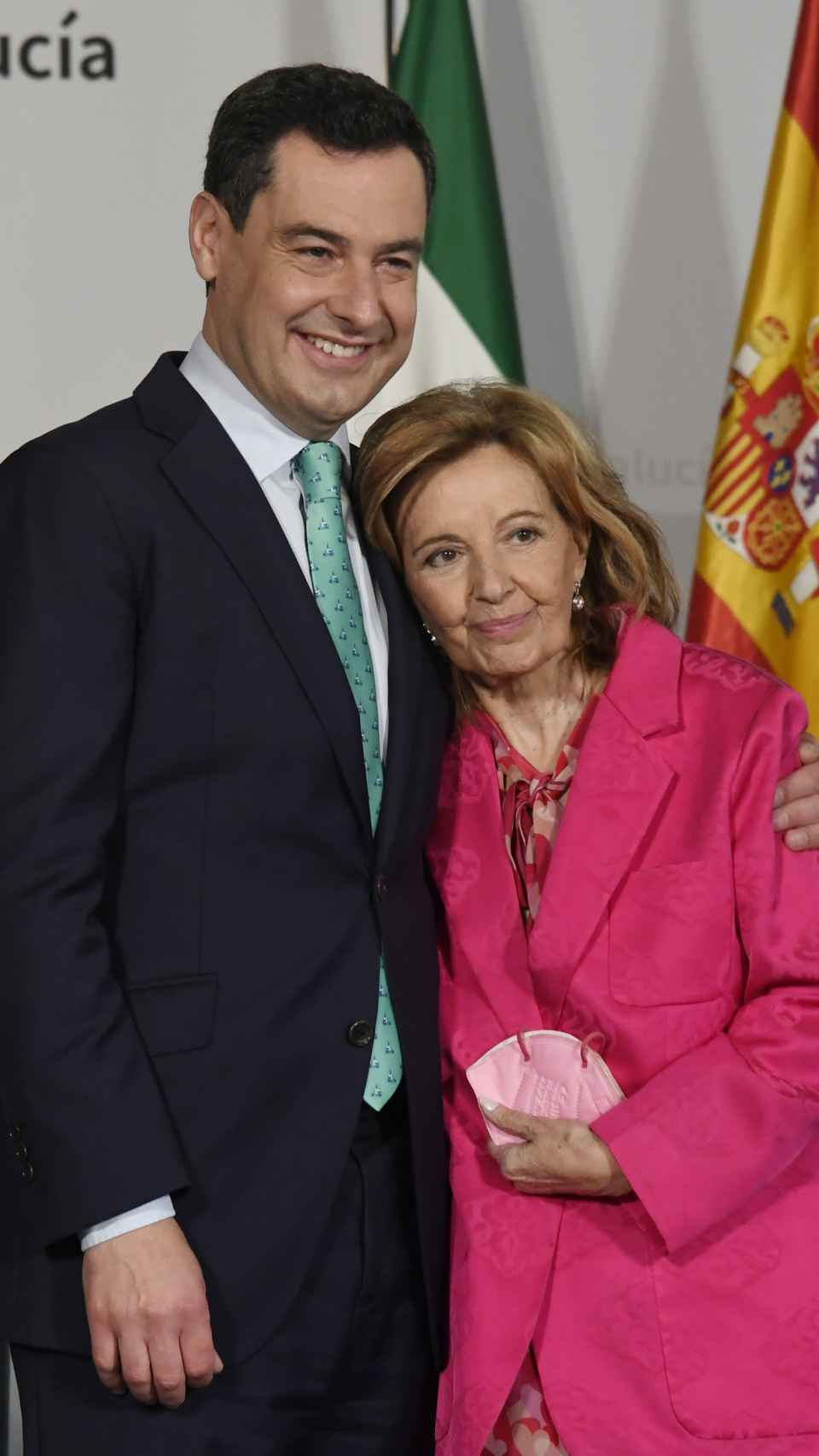 María Teresa Campos junto a Juan Manuel Moreno Bonilla el día que le dieron un premio, en marzo de 2022.