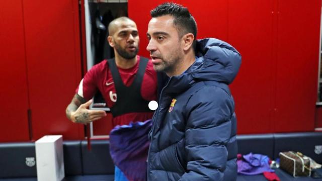 Dani Alves y Xavi Hernández, en el vestuario del Barça