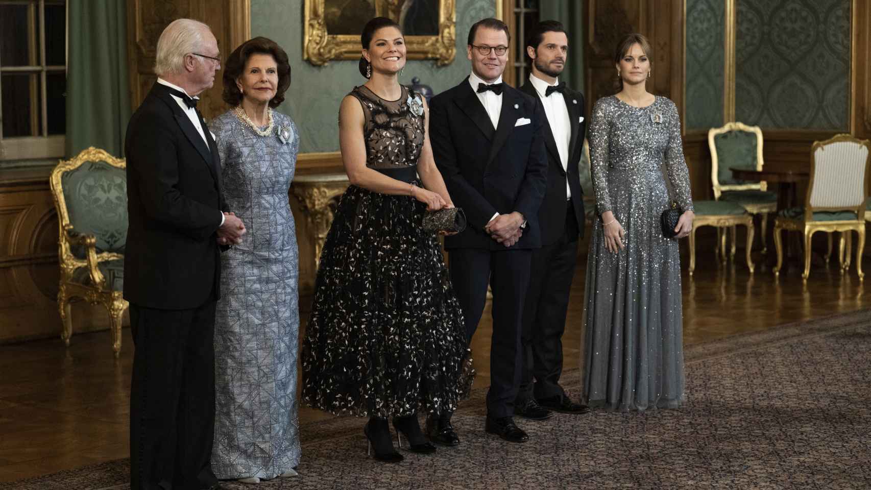 El rey Carlos Gustavo junto a su mujer, dos de sus hijos, Victoria y Carlos Felipe, y las parejas sentimentales de éstos.