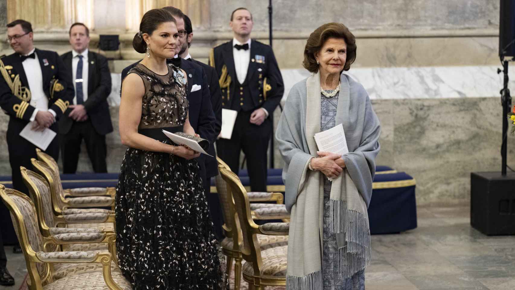Victoria de Suecia junto a su madre, la reina Silvia, durante la cena de gala en el Palacio Real.