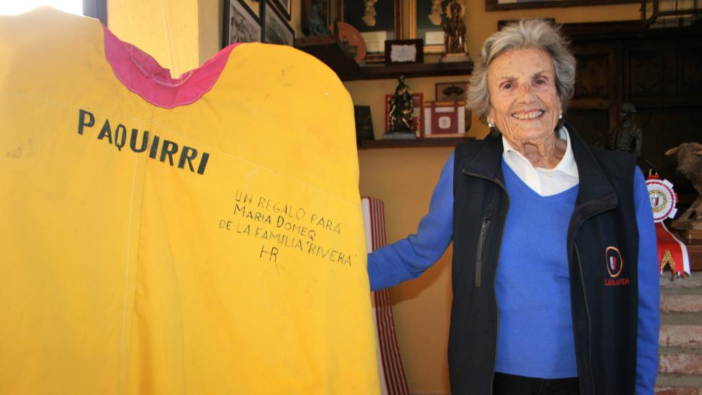 La ganadera María Domecq, con un capote de Paquirri, regalo de la familia Rivera.