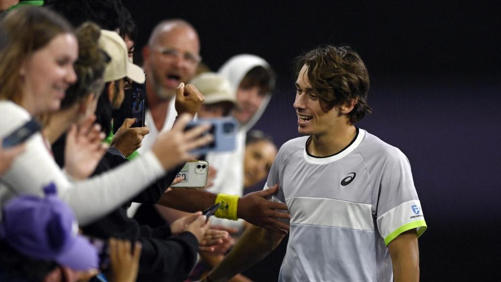 Álex de Miñaur celebra con fans en el Abierto de Australia