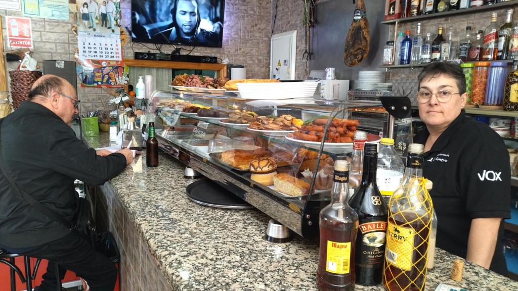 Mari, este sábado, tras la barra del Restaurante El Romeral.