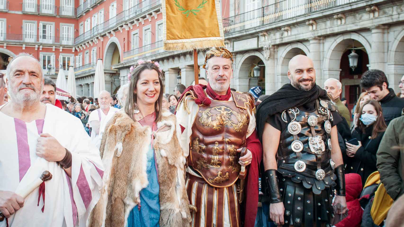 La alcaldesa de Lugo, Lara Méndez, escoltada por las huestes romanas junto al César, el fundador de la ciudad y un centurión.