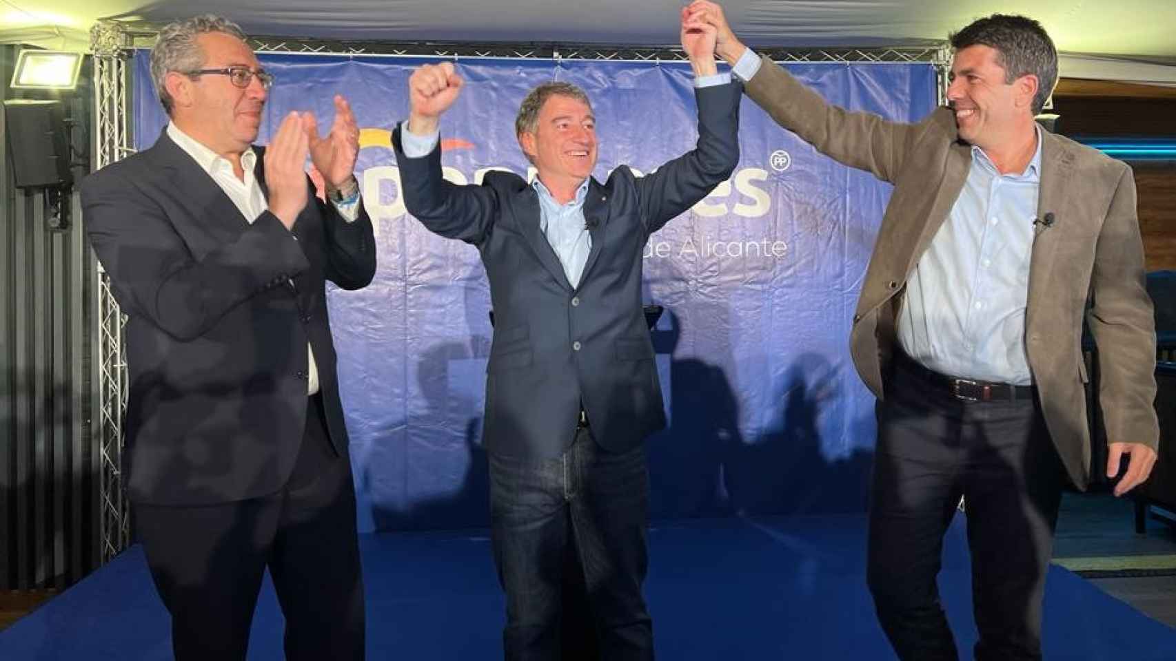 Pepe Vegara, en el centro con el presidente del PPCV, Carlos Mazón a su derecha y el presidente del PP de la provincia de Alicante, Toni Pérez.