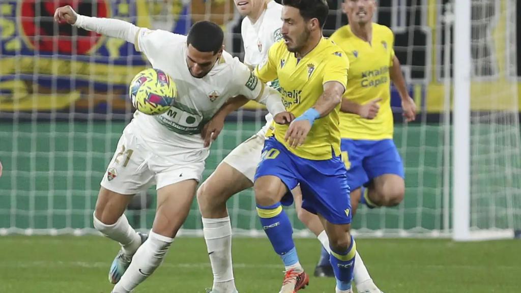 Un lance del encuentro entre el Cádiz y el Elche.