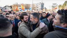 El vicepresidente de la Junta, Juan García-Gallardo, se funde en un abrazo con el presidente de Vox, Santiago Abascal,  en la manifestación contra el Gobierno de este sábado en Madrid.