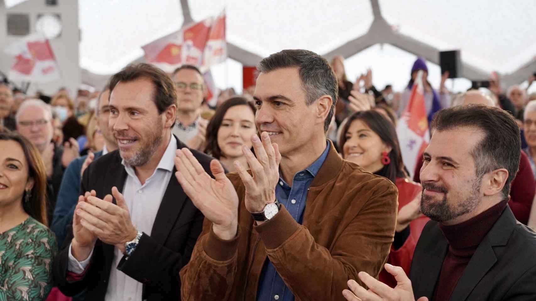 Óscar Puente, Pedro Sánchez y Luis Tudanca, durante el acto político del PSOE en Valladolid