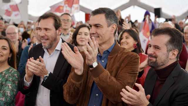 Óscar Puente, Pedro Sánchez y Luis Tudanca, durante el acto político del PSOE en Valladolid