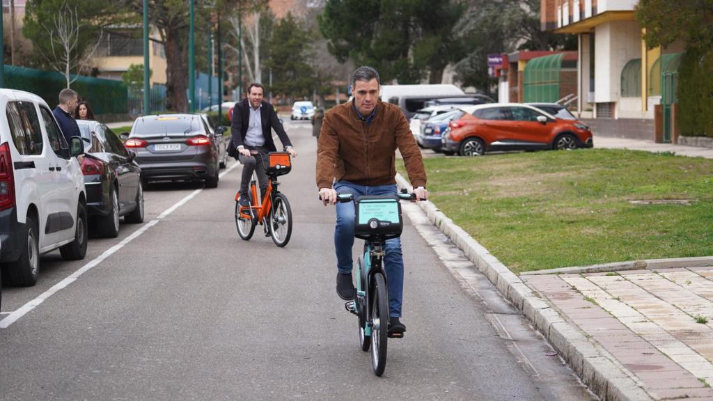 Pedro Sánchez probando las nuevas bicicletas eléctricas de Valladolid