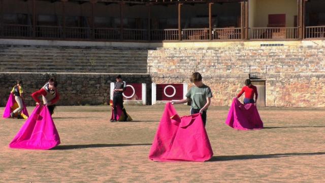 Un grupo de alumnos de la escuela taurina entrenan en el coso riosecano.