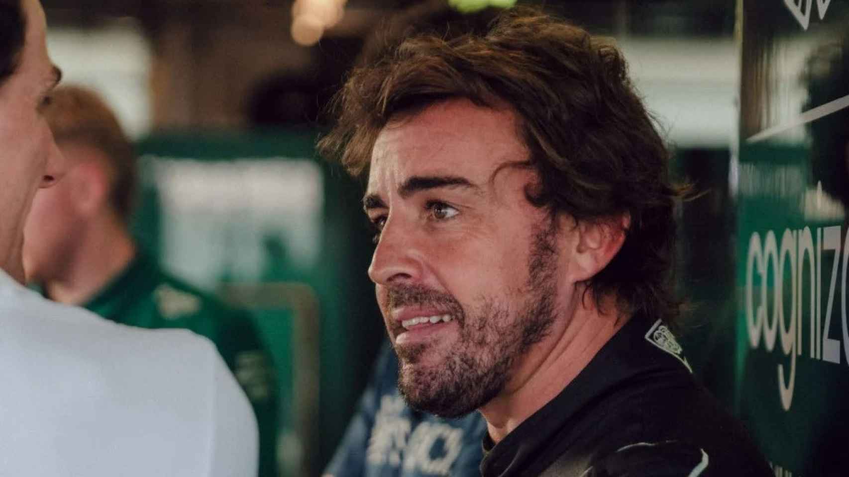 Fernando Alonso, conversando con sus mecánicos.