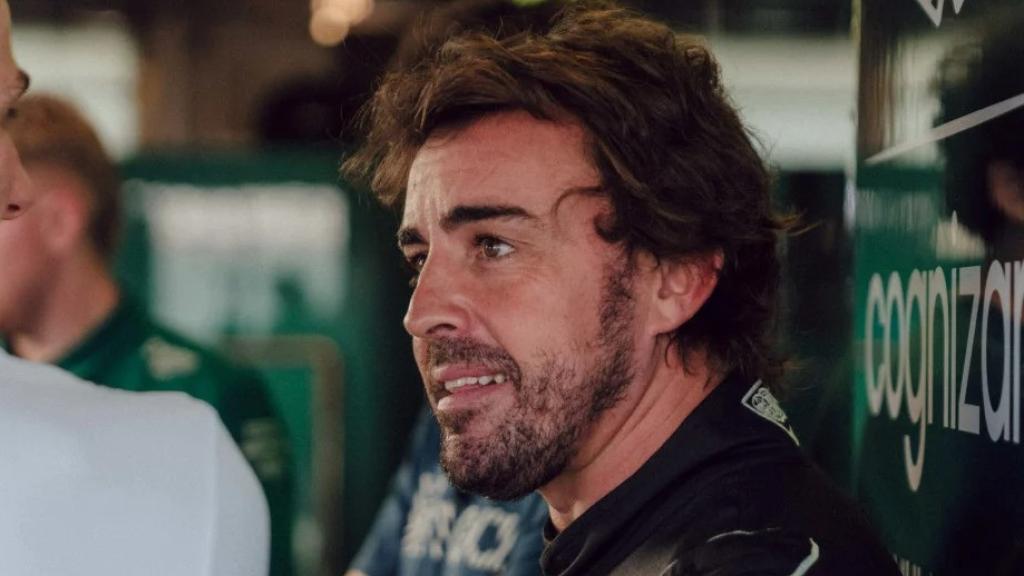 Fernando Alonso, conversando con sus mecánicos.