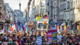 Jóvenes franceses protestando contra la reforma de las pensiones
