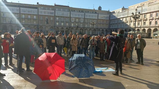 Concentración por la defensa de los murales de Urbano Lugrís en A Coruña.