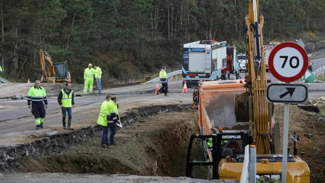 Corte de la carretera Nacional 642 a su paso por Burela (Lugo).