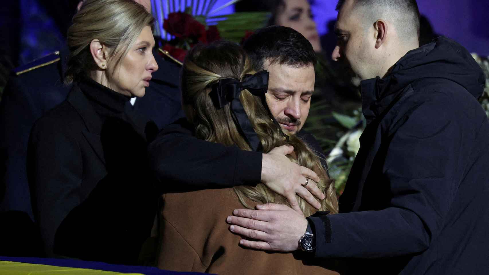 Volodímir Zelenski y su esposa Olena muestran sus condolencias a los familiares de Denis Monastirskii.