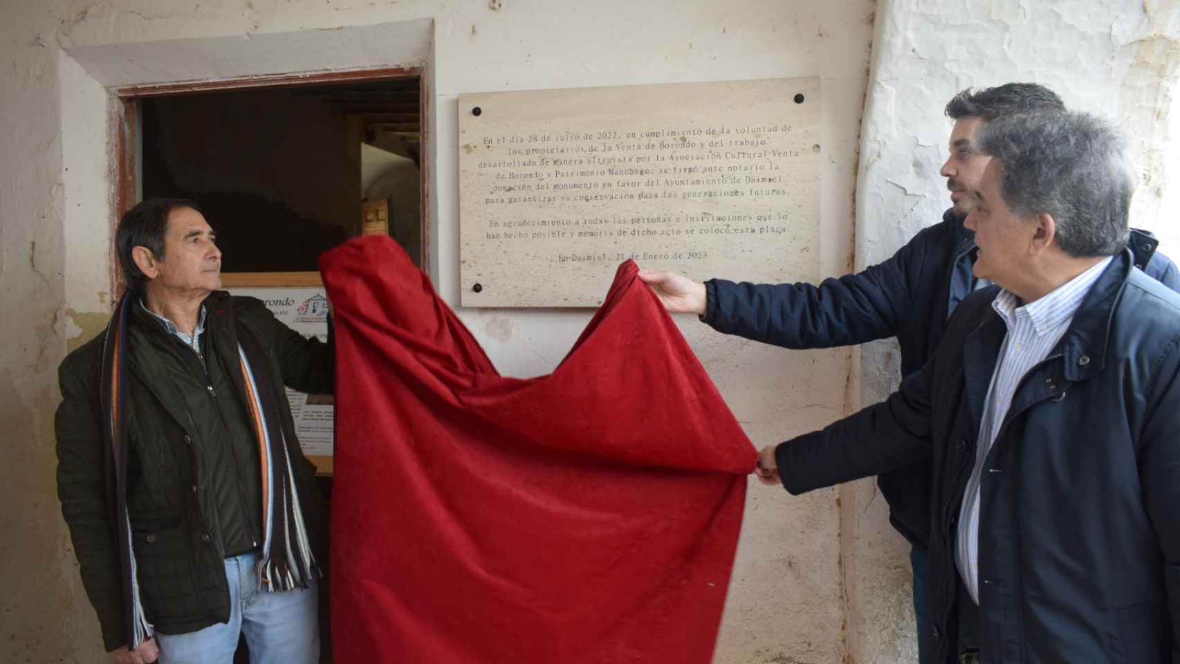 Una placa conmemorativa identifica la cesión de la Venta de Borondo al Ayuntamiento de Daimiel