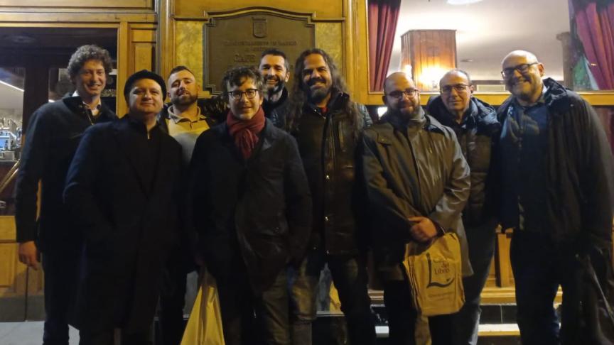 Los filósofos Miguel Ángel Quintana Paz, Santiago Armesilla y Yesurún Moreno, los periodistas Esteban Hernández y Víctor Lenore, el columnista Hughes y el analista Hasel Paris acompañan a Diego Fusaro a la salida del Café Gijón, el pasado lunes en Madrid.