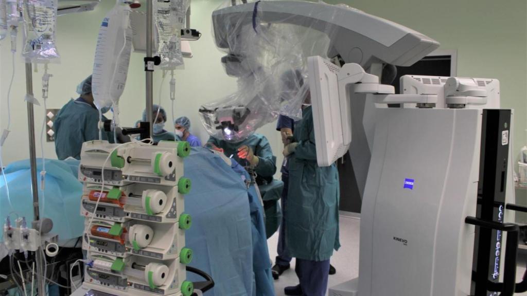 El servicio de Neurocirugía del Hospital de Toledo cuenta con un nuevo microscopio quirúrgico