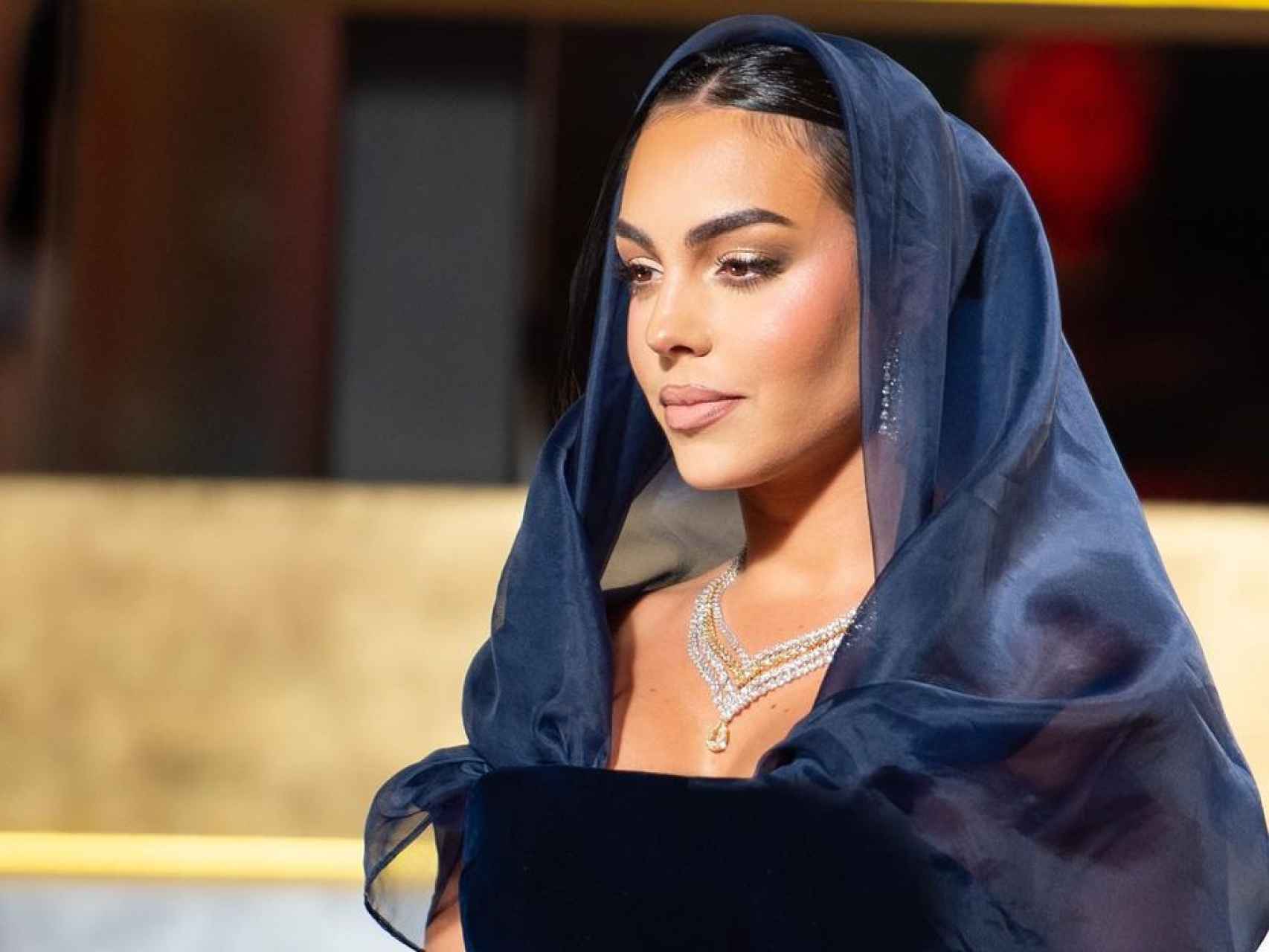 Georgina Rodríguez luciendo la gargantilla triple de la firma árabe Kooheji.