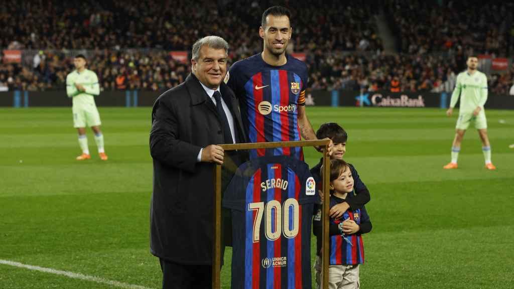 Homenaje a Busquets por sus 700 partidos con el Barcelona.
