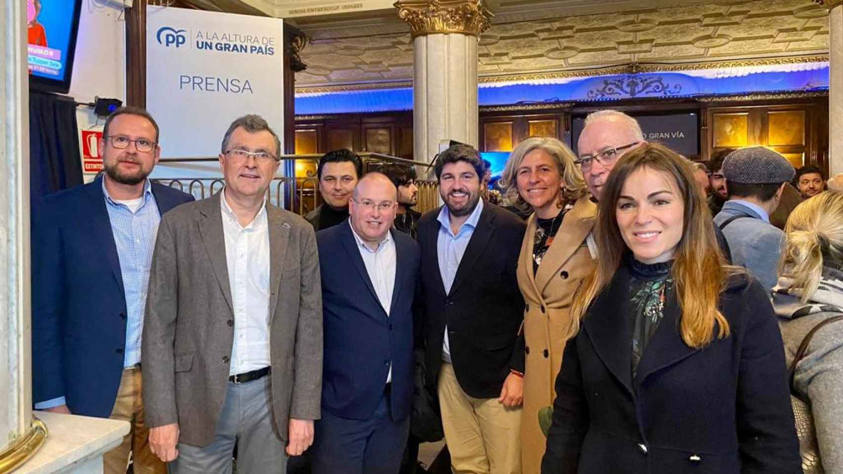 El popular José Ballesta (2i), este domingo, en su presentación como candidato en el Teatro EDP Gran Vía de Madrid, junto a diversos cargos populares a nivel nacional, autonómico y local.