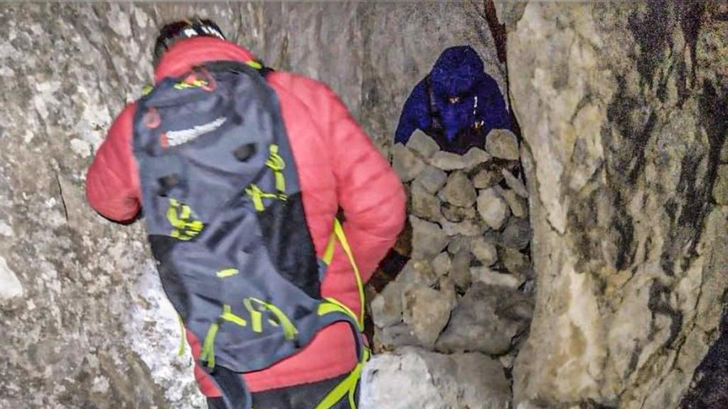 La senderista y su perro fueron localizados en una cueva.