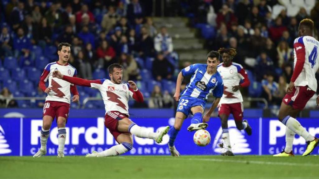 Un momento del partido entre el Deportivo de La Coruña y el Rayo Majadahonda