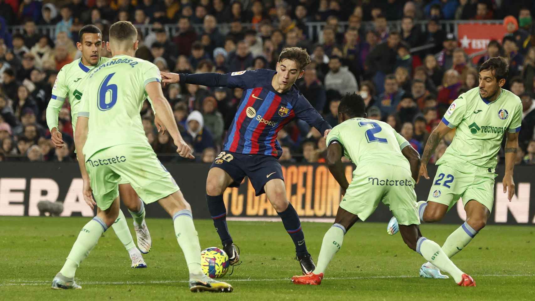 Gavi caracolea a varios rivales en un ataque del Barça.