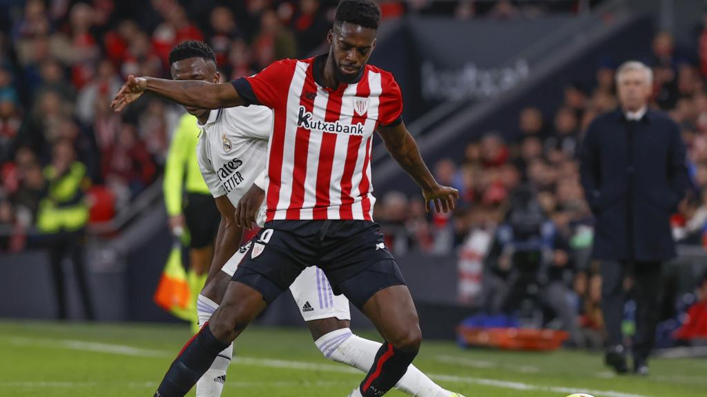 Vinicius presiona e intenta robar un balón a Iñaki Williams