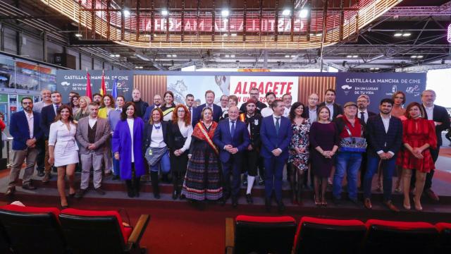 Foto de familia en el Día de Albacete en el estand de Castilla-La Mancha en Fituro 2023