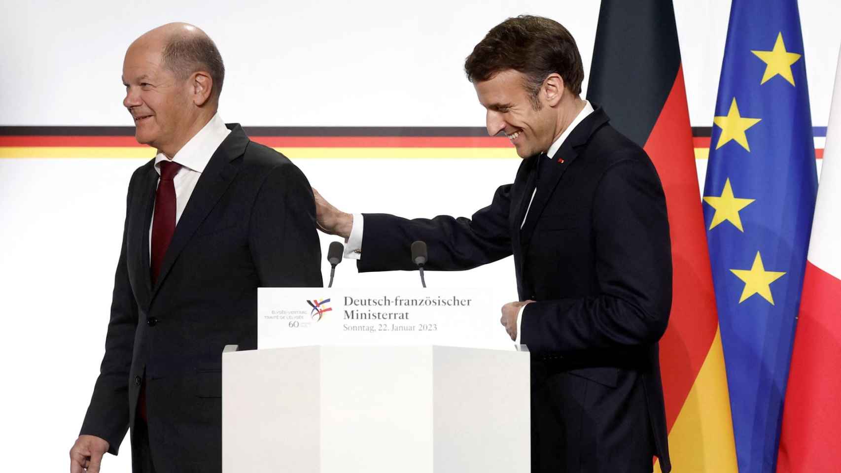 Olaf Scholz, canciller alemán, y Emmanuel Macron, presidente de Francia, durante la rueda de prensa posterior a su reunión de este domingo en el Palacio del Elíseo.