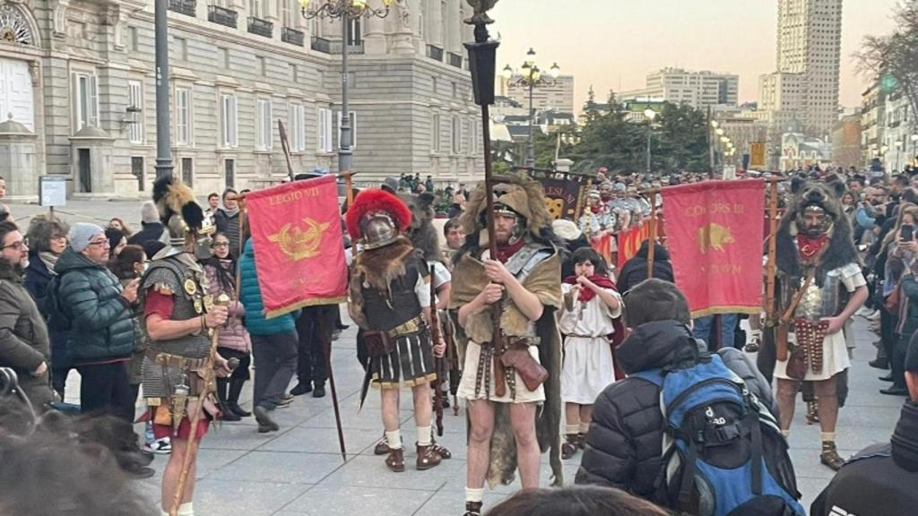 Romanos frente al Palacio de Oriente de Madrid.