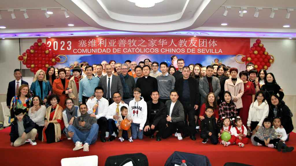 Los participantes en la fiesta del Año Nuevo Lunar de 2023 organizada por la comunidad de chinos católicos de Sevilla.