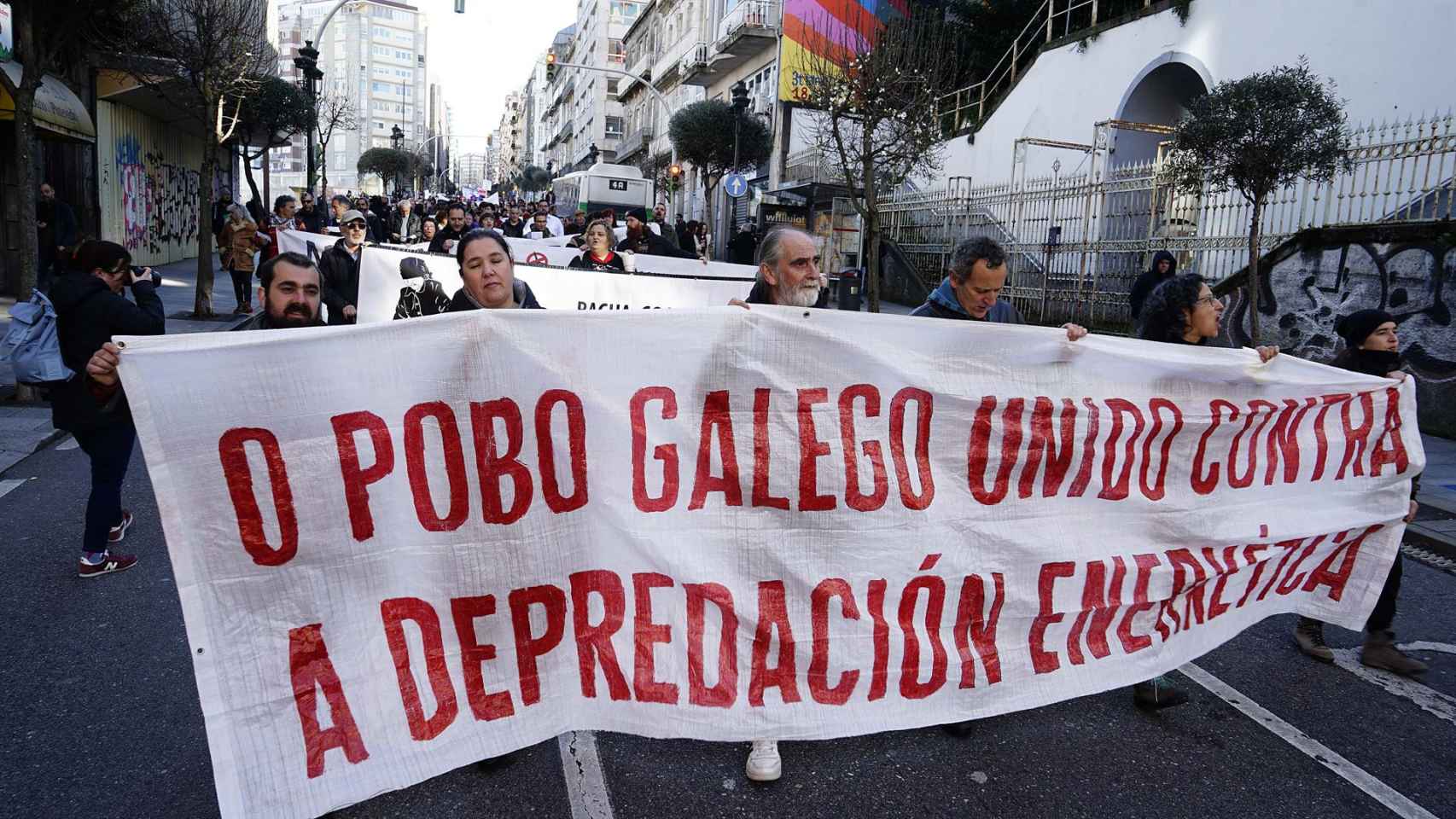 Varias personas con una pancarta durante una manifestación contra la ‘depredación’ energética, a 22 de enero de 2023, en Vigo.