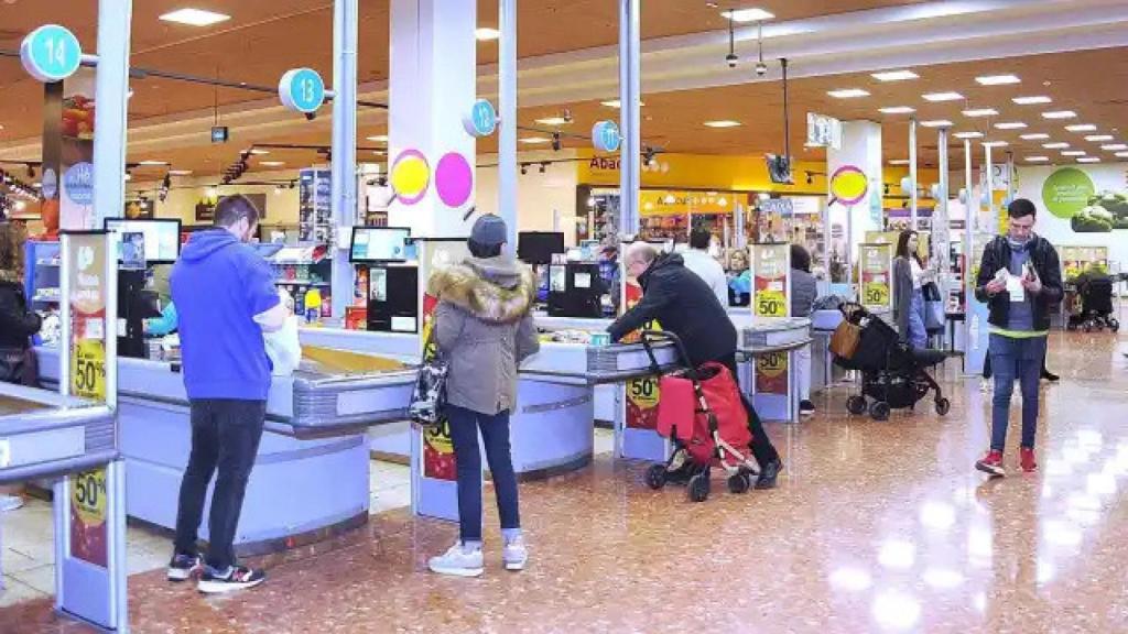 Zona de cajas de un supermercado.