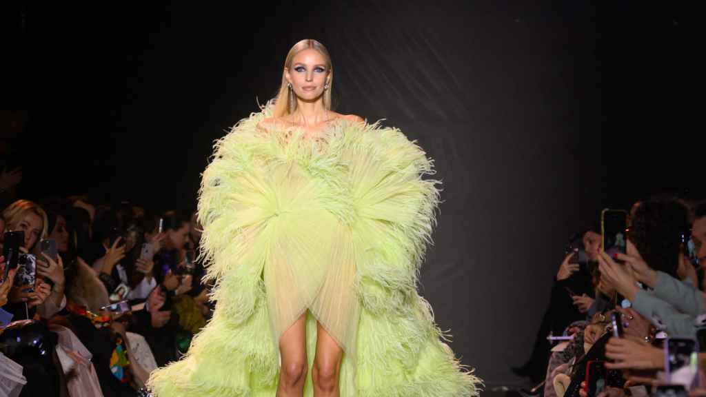 La 'influencer' Leonie Hanne desfila para el diseñador Georges Hobeika, durante la Semana de la Moda de París.