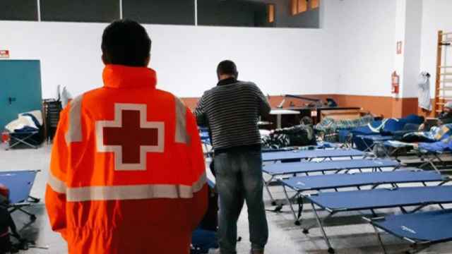 Personas sin hogar en el CAI de Alicante gestionado por Cruz Roja.