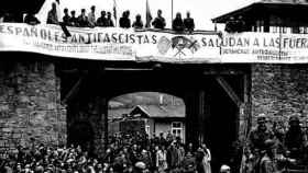 Españoles reciben a los aliados tras su liberación en campos de concentración.