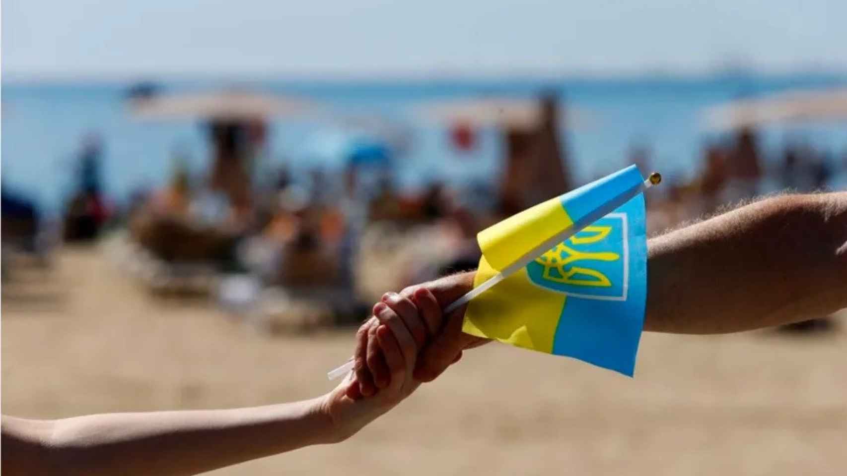 Ucranianos en una playa de la Comunidad Valenciana, en imagen de archivo.