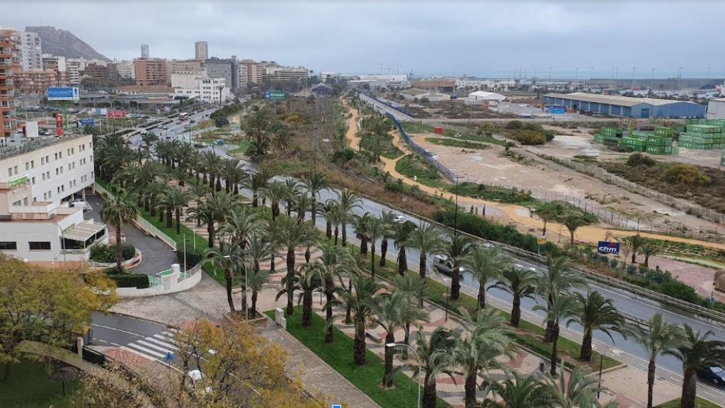 Playa de vías junto a Casa Mediterráneo en el barrio de Benalúa Sur de Alicante.