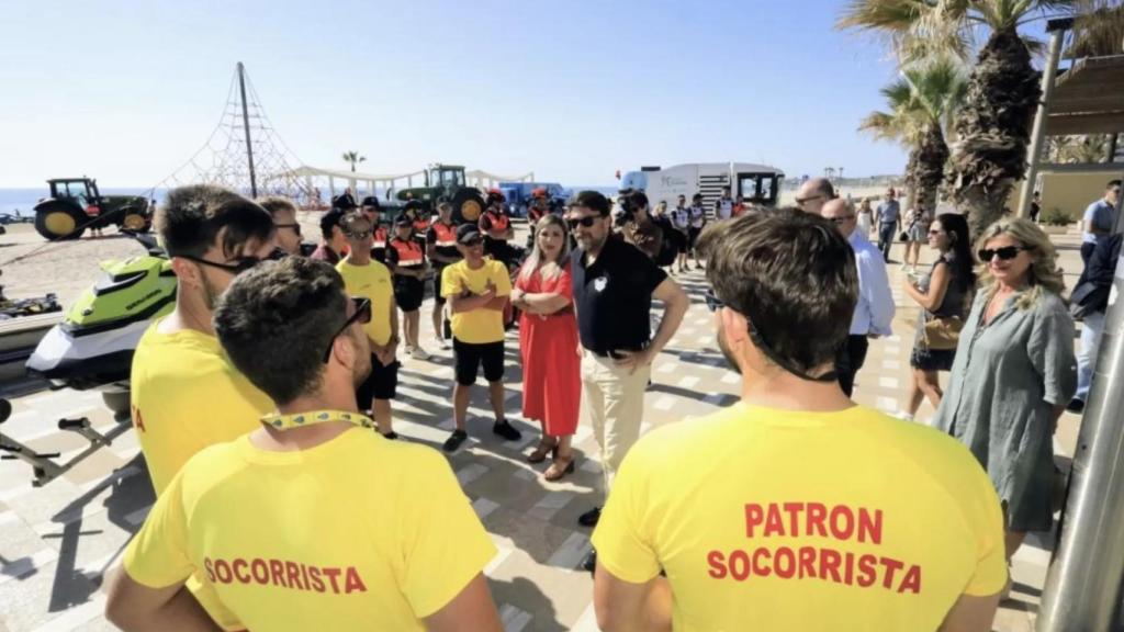 El alcalde de Alicante, Luis Barcala, con un equipo de socorristas en imagen de archivo.