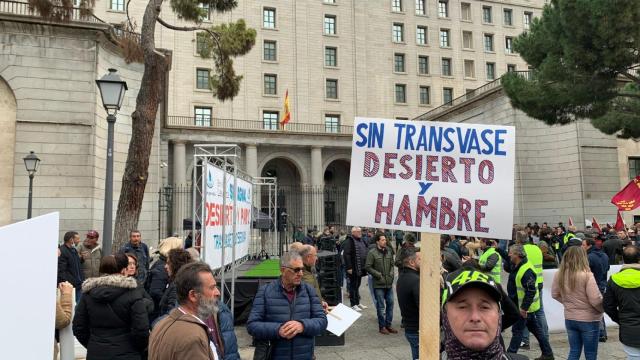 Concentración de regantes el pasado 11 de enero frente al Ministerio para la Transición Ecológica.