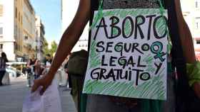 Una mujer reclama en la calle un aborto seguro, legal y gratuito.
