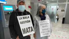 Dos pacientes en un protesta en el Hospital de Torrevieja en abril de 2022.