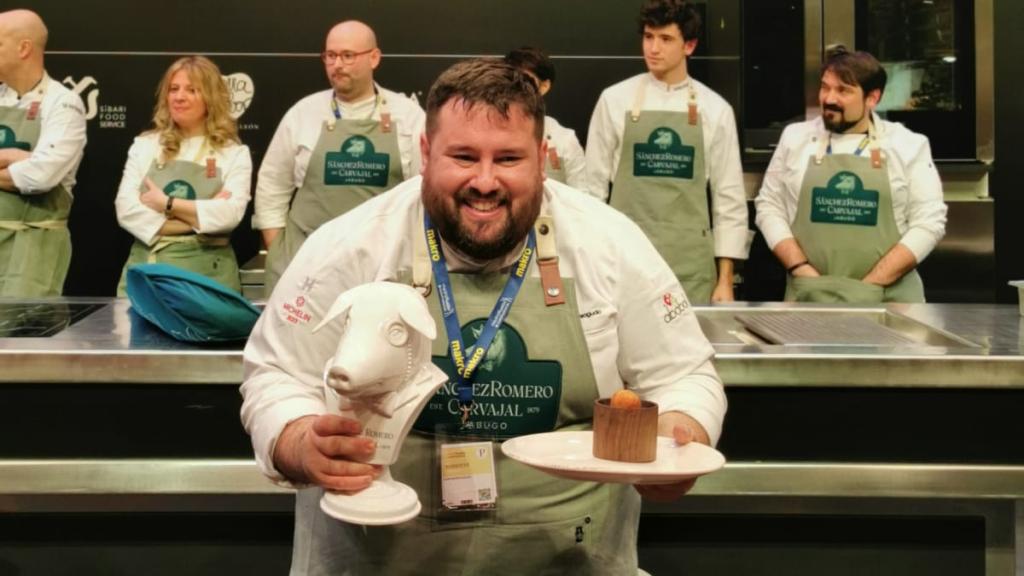 Juan Monteagudo sosteniendo su premio.