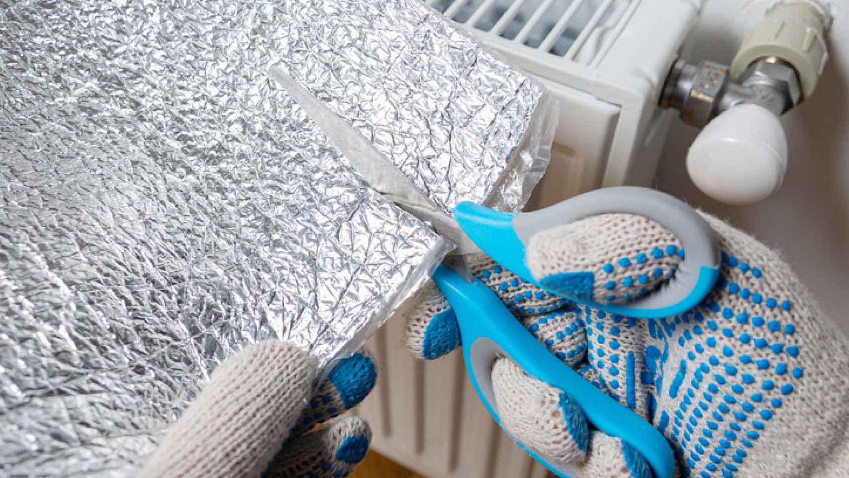 El trucazo del papel aluminio para que tus radiadores calienten más sin subir la calefacción