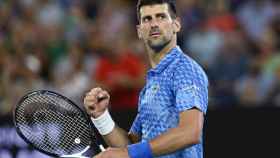Djokovic realiza un gesto de victoria.